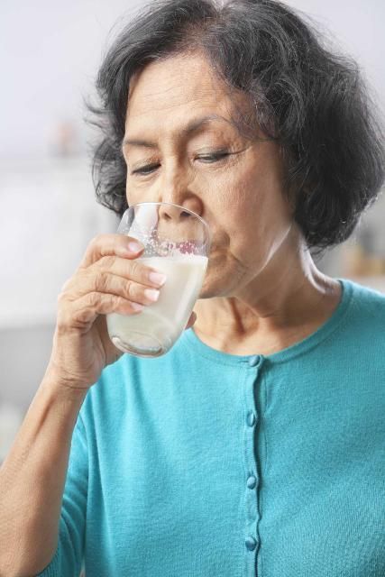 Figure 4. Los productos lácteos como el vaso de leche le ayudarán mejorar la ingesta de proteínas y calorías.