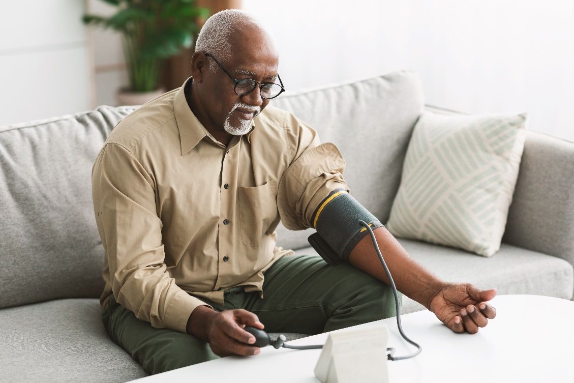 Because high blood pressure usually has no symptoms, you should have your blood pressure measured regularly. Blood pressure is measured with a sphygmomanometer.bluecinema