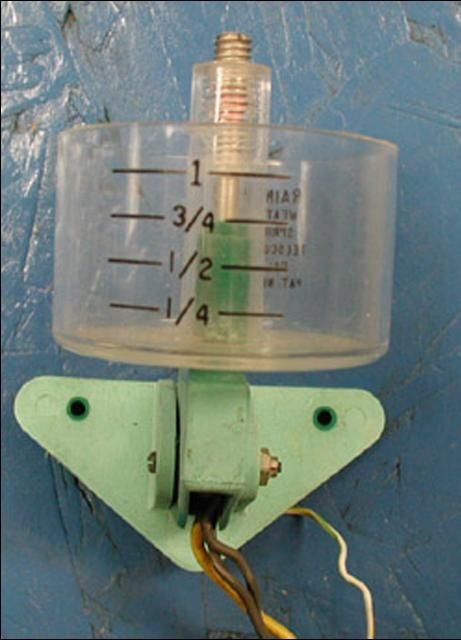 Figure 1. Weight-based rain shutoff device.
