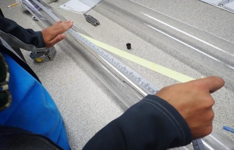 An adhesive tape measure is glued to the siphon to facilitate reading of the water level during measurement.