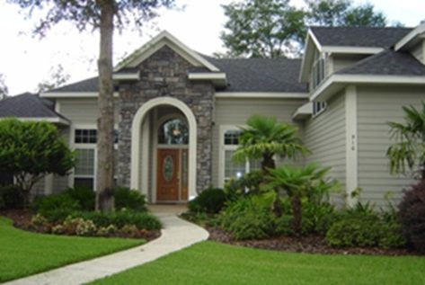 Figure 1. A Florida-Friendly landscape that appears similar to a traditional front-yard landscape.