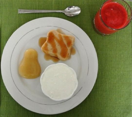 Figure 2. Sample puréed breakfast: Cinnamon French toast with maple syrup and puréed pears, vanilla Greek yogurt, and a strawberries-and-cream smoothie.