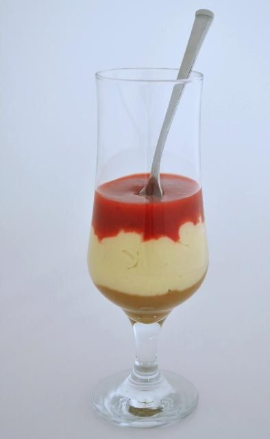 Figure 1. Puré de cheesecake de fresa, lenteja y galleta de jengibre.