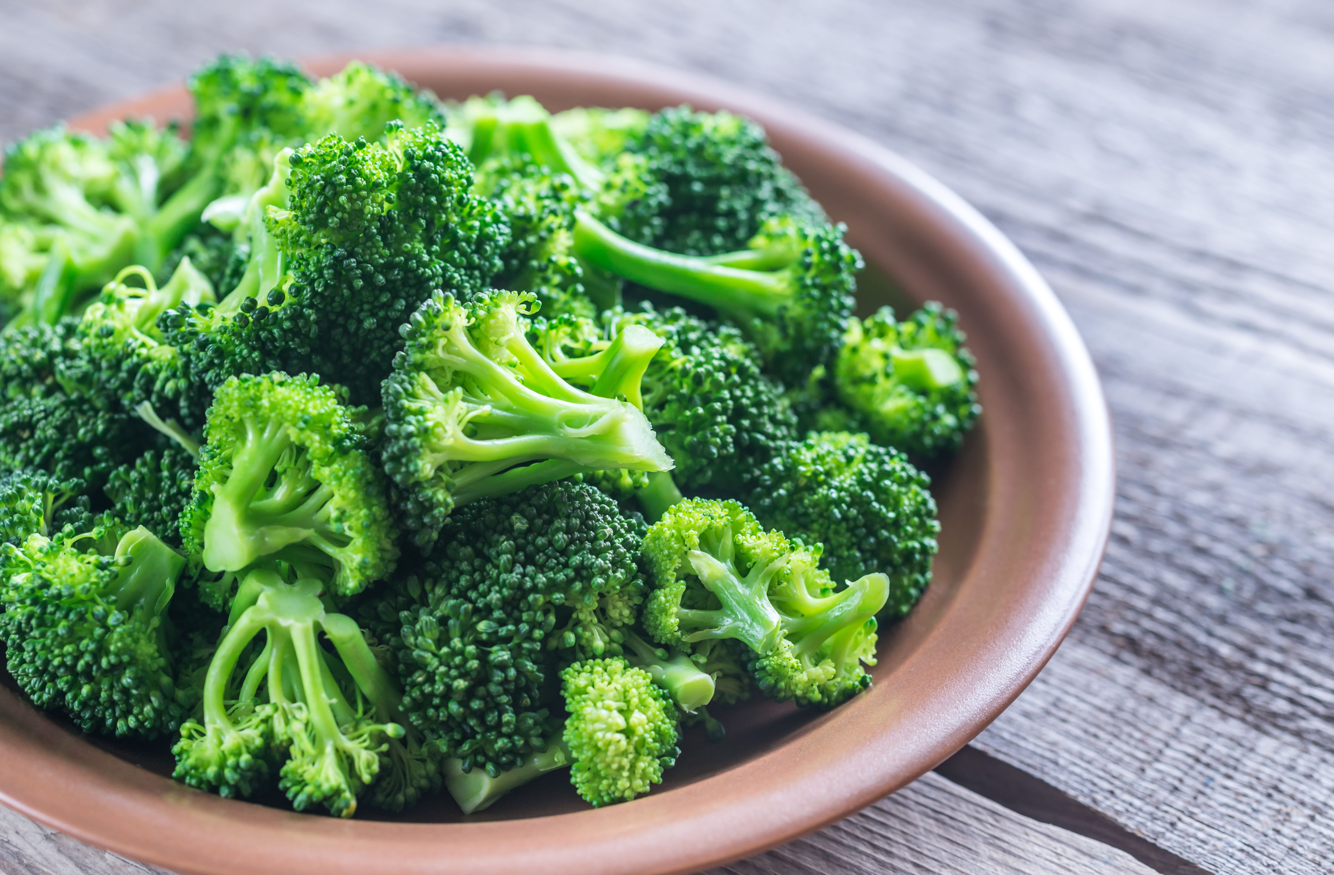 A bowl of broccoli florets
