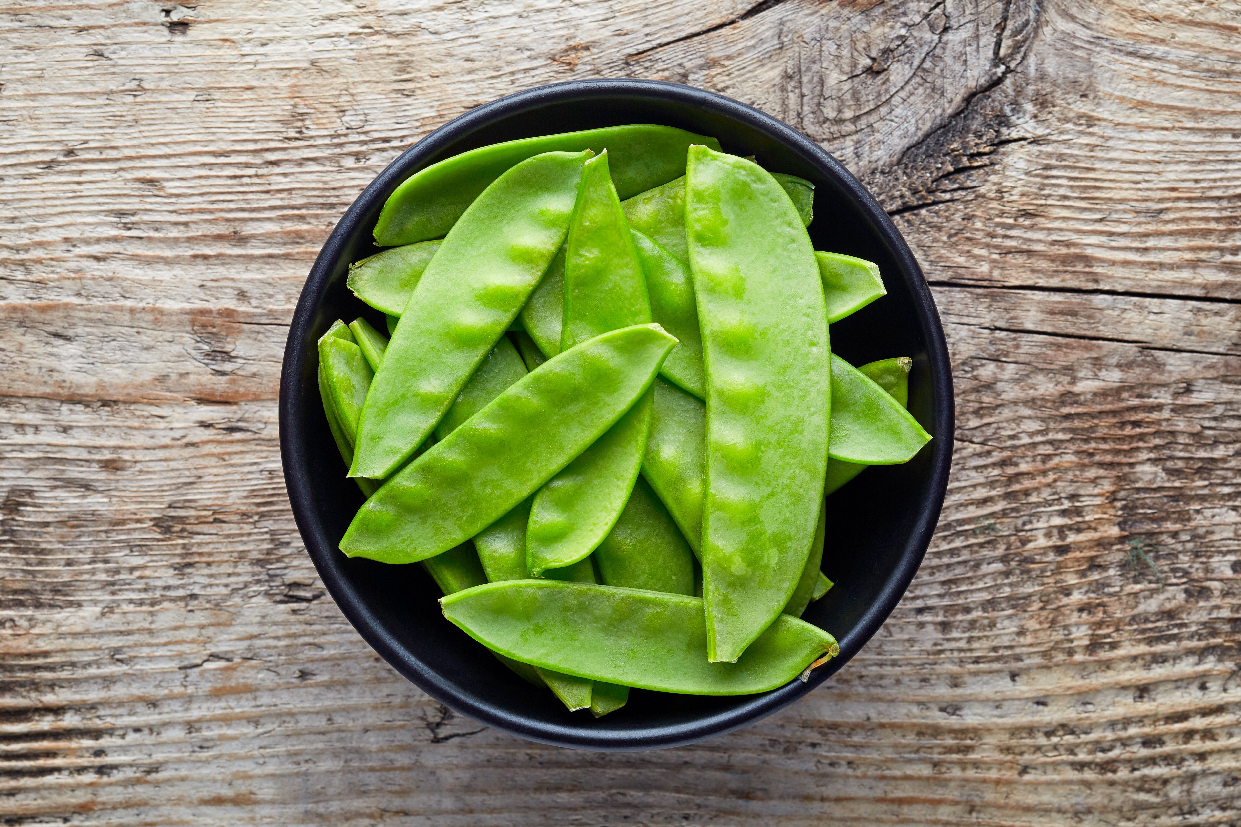 A small bowl of snow peas