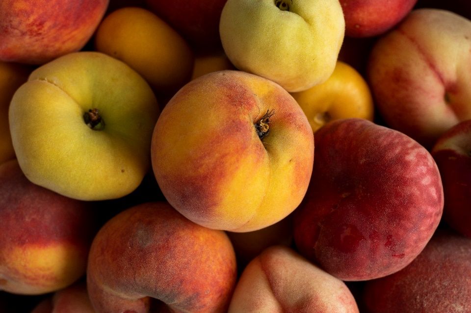 A pile of peaches