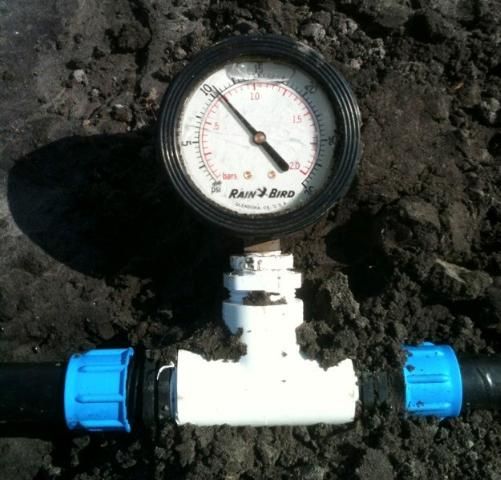 Figure 4. Water pressure gauge installed in-line in the drip tape over 1,300 ft from the irrigation manifold showing a pressure greater than 10psi.