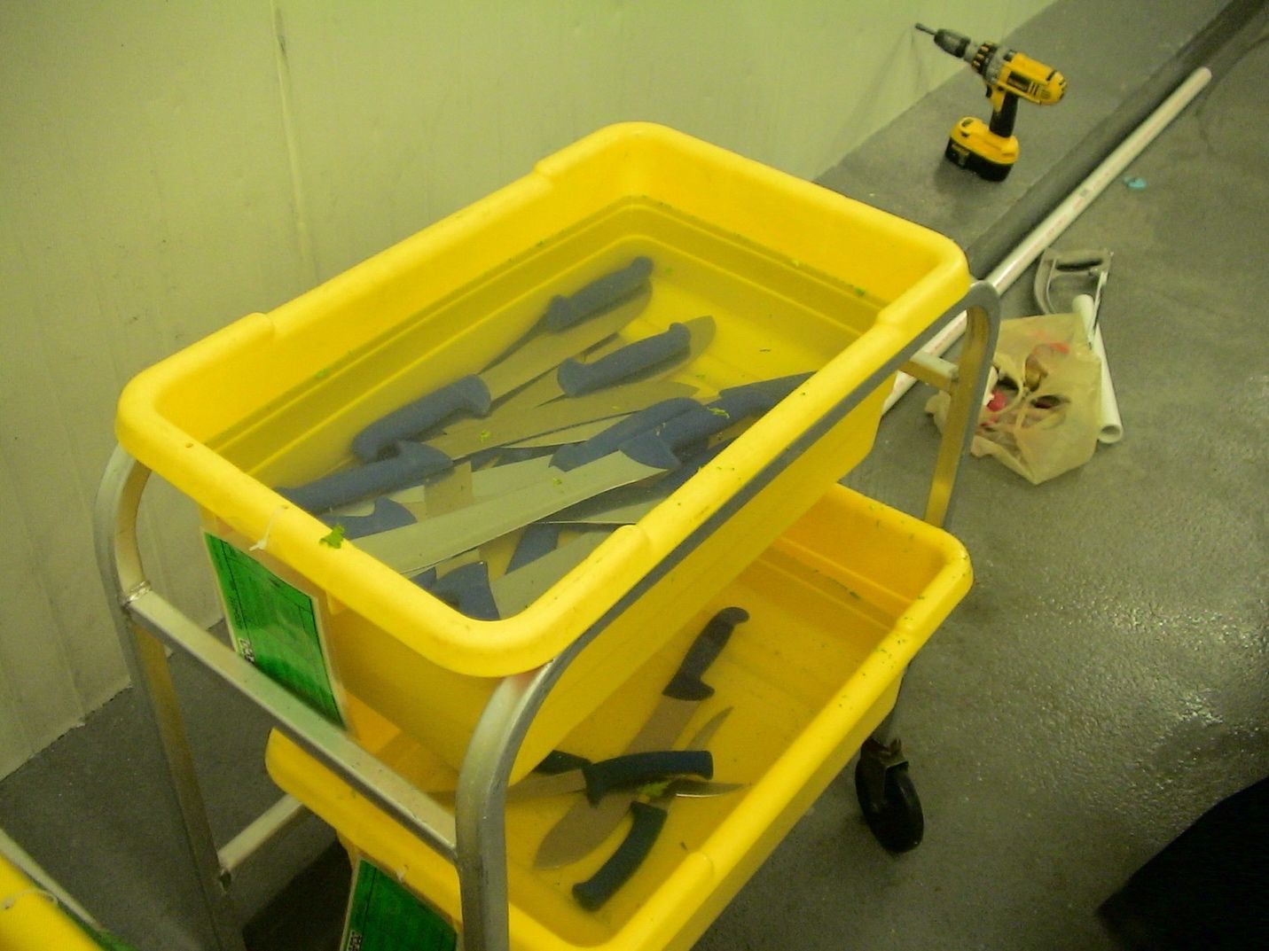 Sanitizing instruments to be used for fresh-cut mango processing. 