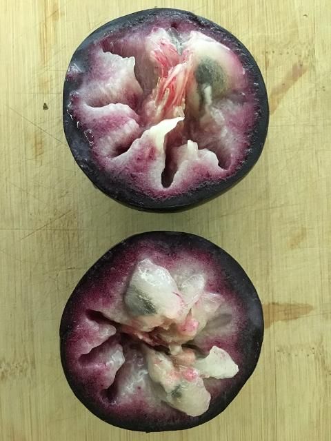 Figure 2. Caimito fruit inside.