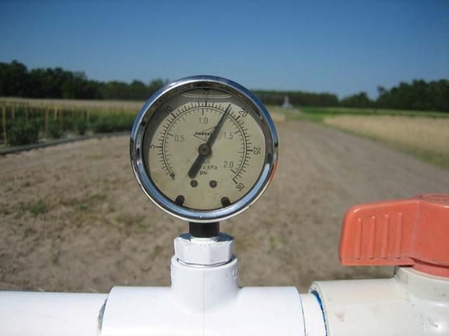 Figure 10. A fixed pressure gauge. Note the needle bathing in oil to prevent needle vibration and damage.