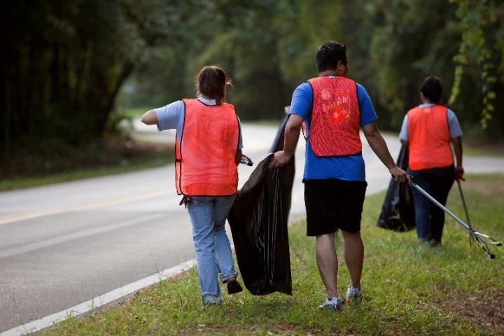 Figure 6. Friends picking up waste together at a community cleanup event.
