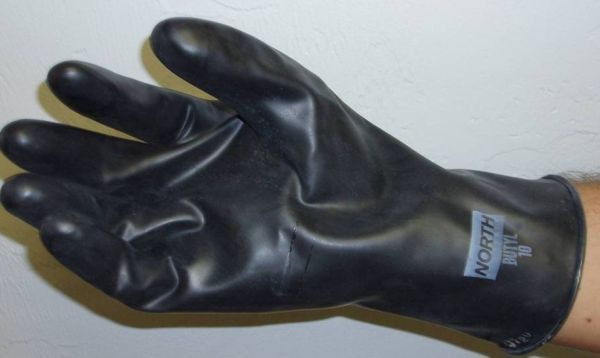 Figure 11. Guantes de hule butílico.