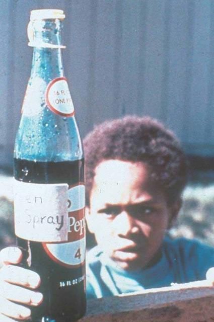 Figure 3. Los niños podrán asociar los plaguicidas almacenados en botellas de refrescos como algo dulce y bueno para beber.