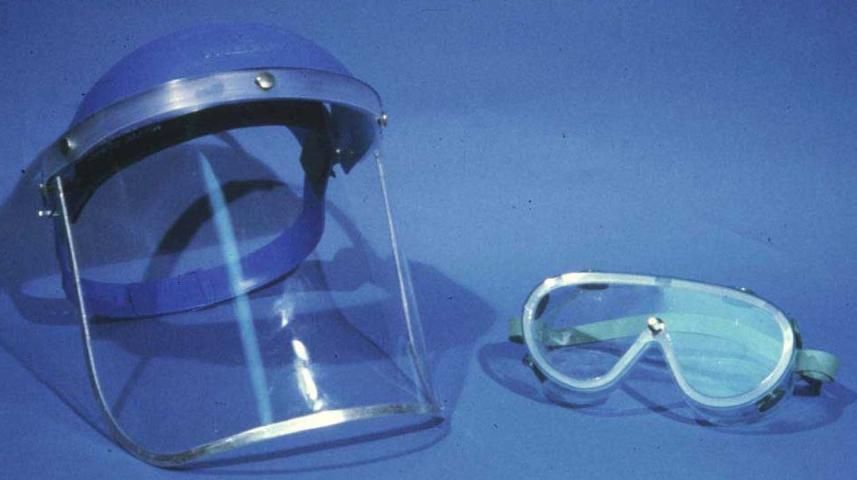 Figure 6. Un protector facial o gafas de protección son adecuados para trabajar con pesticidas.