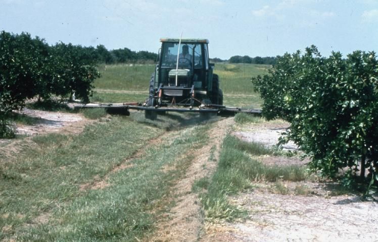 Figure 4. Boom applicator used to apply suspension fertilizers.